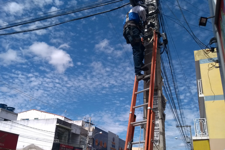 Brumado: Coelba desinstala cabos de fibra ótica e causa transtornos ao Cicom