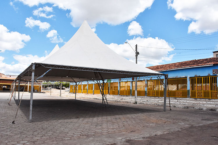 Caculé: Prefeitura instala toldos para abrigar feirantes após parte do telhado do Mercado desabar