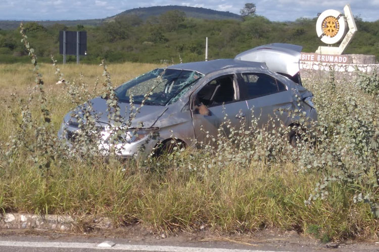 Brumado: Com garoa e pouca visibilidade, carro capota no anel rodoviário da BR-030