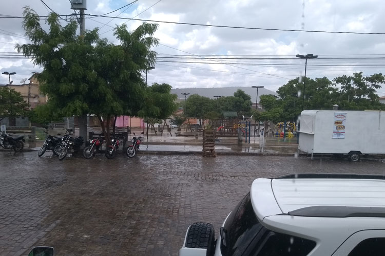 Pancadas de chuva minimizam o calor em Brumado