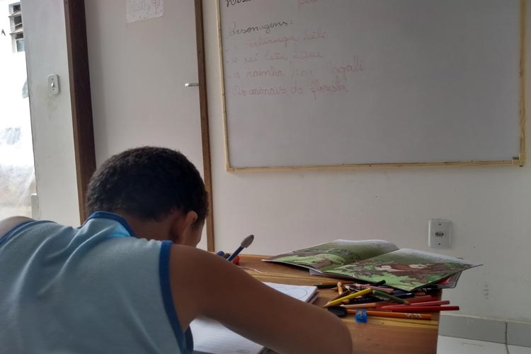 Brumado: Com escola em quarentena, mãe mantém rotina de aulas com o filho em casa