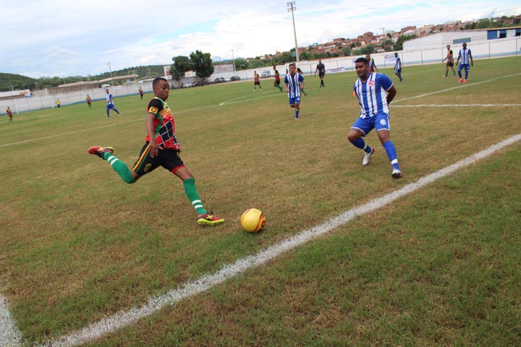 Magnesita vence o Boleiros com gol de pênalti do goleiro Raí na abertura do brumadense de futebol 2020