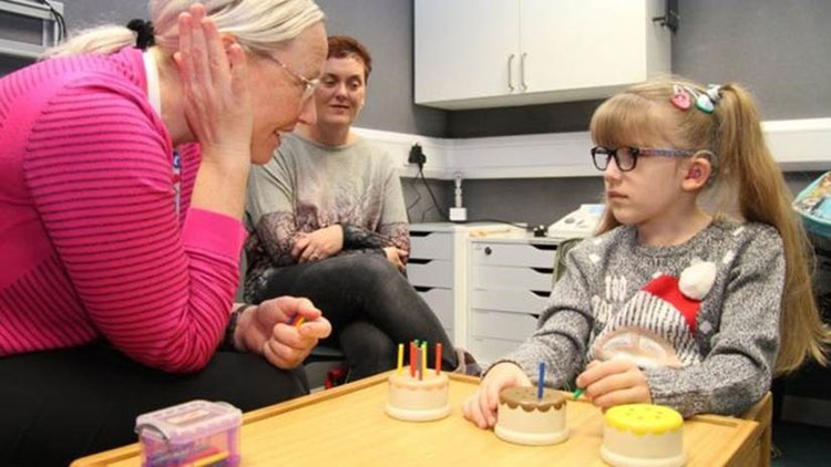 Menina escuta e fala pela 1ª vez após cirurgia pioneira no cérebro