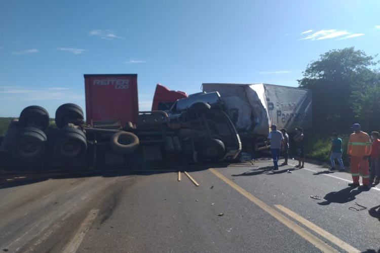 Acidente entre três caminhões e carreta deixa dois mortos na BR-116 na região sudoeste da Bahia