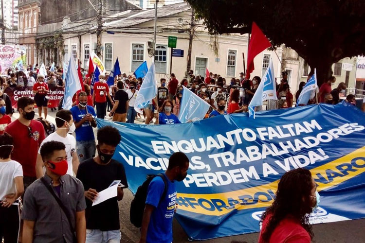 Manifestantes protestam contra Bolsonaro e a favor da vacina em cidades baianas
