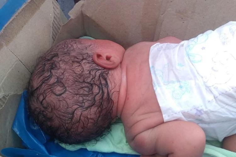 Recém-nascida é encontrada ao lado de contêiner de lixo em Salvador