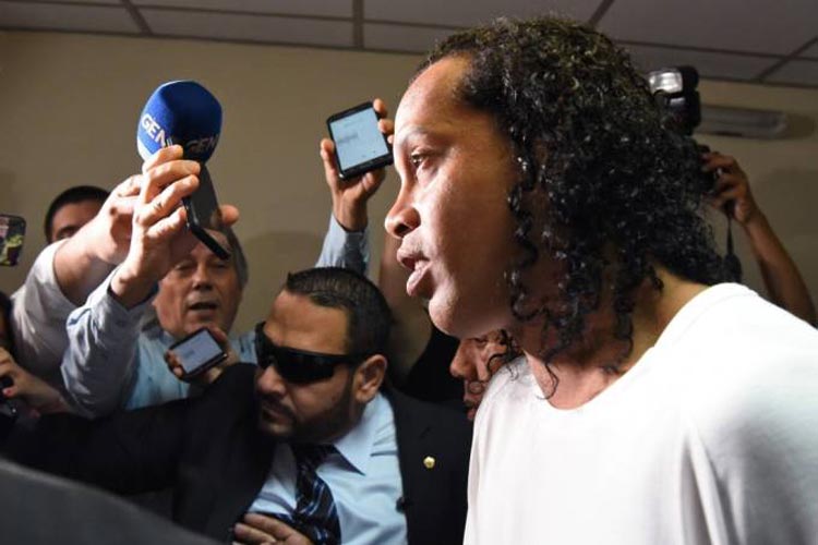 Justiça paraguaia mantém prisão de Ronaldinho Gaúcho por tempo indeterminado