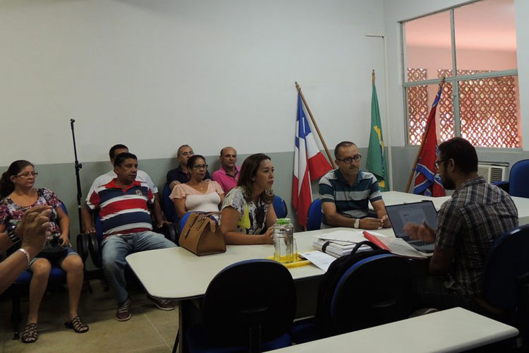 Sem 13º salário, servidores da prefeitura de Paramirim recorrem à Justiça