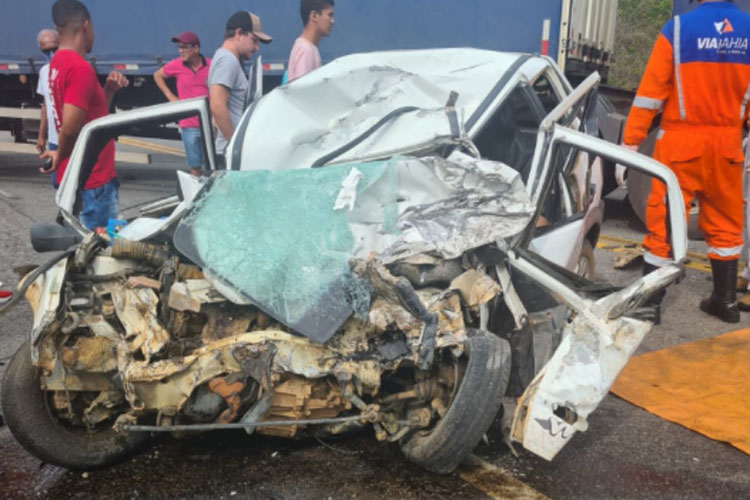 Vitória da Conquista: Acidente entre carro e carreta deixa quatro mortos em rodovia na BR-116