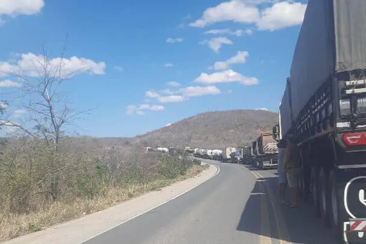 Acidente com produto perigoso provoca interdição total da BR-242 em Ibitiara