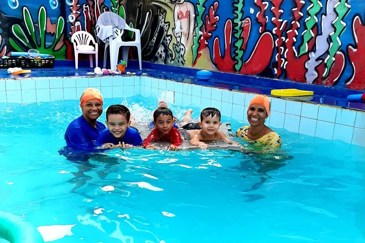 Brumado: Personal abre estúdio de natação para crianças autistas, com síndrome de down e bebês