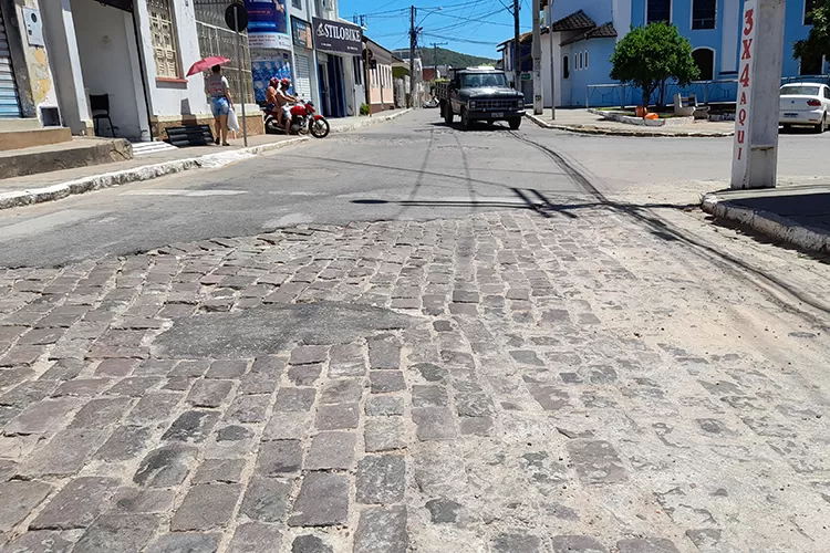 Brumado: Prefeitura insiste em remendar asfalto com paralelepípedos e irrita condutores