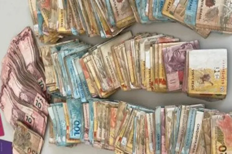 Mulher é detida e mais de R$ 31 mil são apreendidos pela PM em Maragogipe