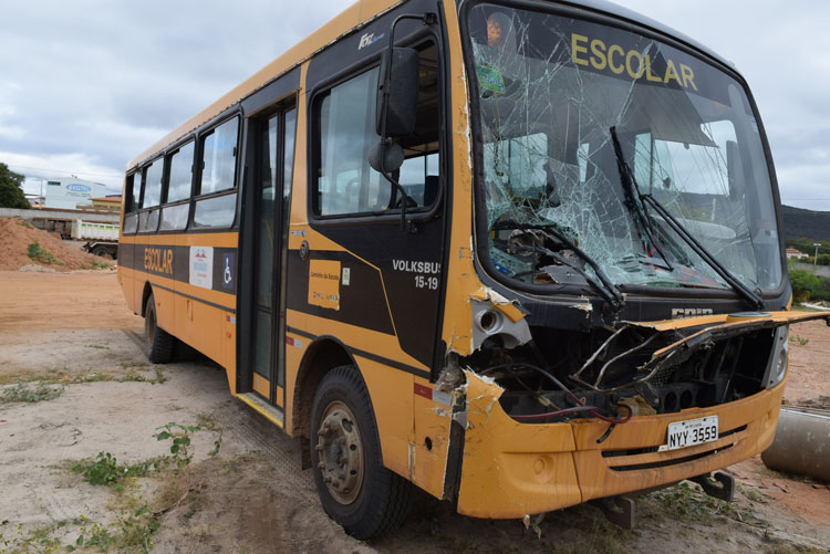 Caminhão de lenha, sem freio e desgovernado, colide contra ônibus escolar em Brumado