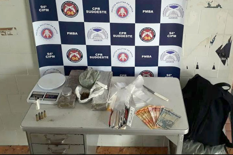 Polícia estoura boca de fumo e apreende drogas no Bairro Ovídio Teixeira em Caetité