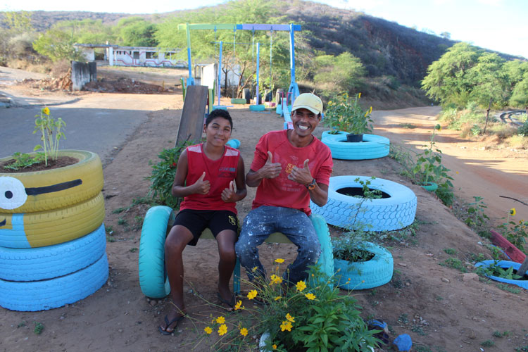 Brumado: Pintor constrói área verde e parque infantil utilizando materiais descartados