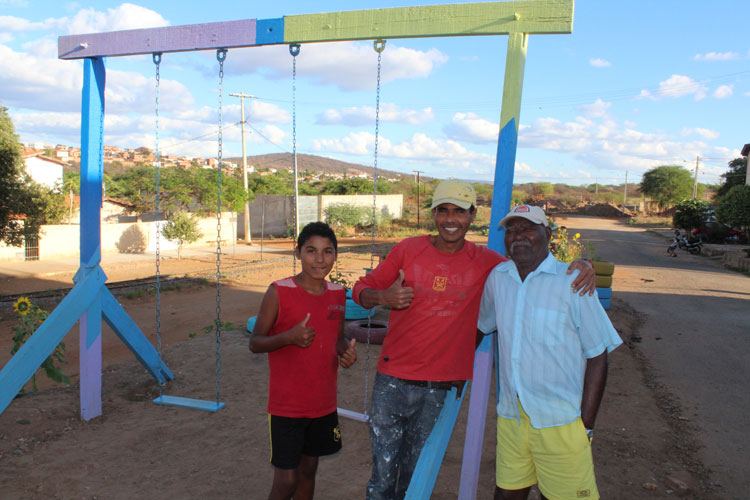 Brumado: Pintor constrói área verde e parque infantil utilizando materiais descartados