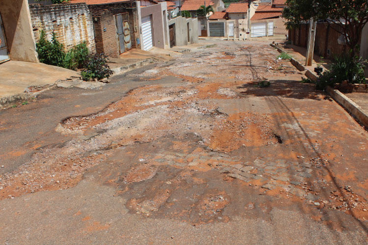 Brumado: 'Mais buracos que rua', reclamam moradores da Sul-Africana cobrando ação do poder público