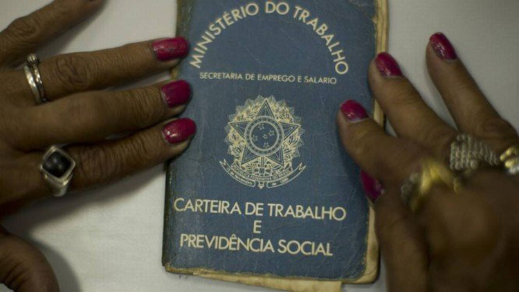 Governo estuda aposentadoria a mães mais cedo