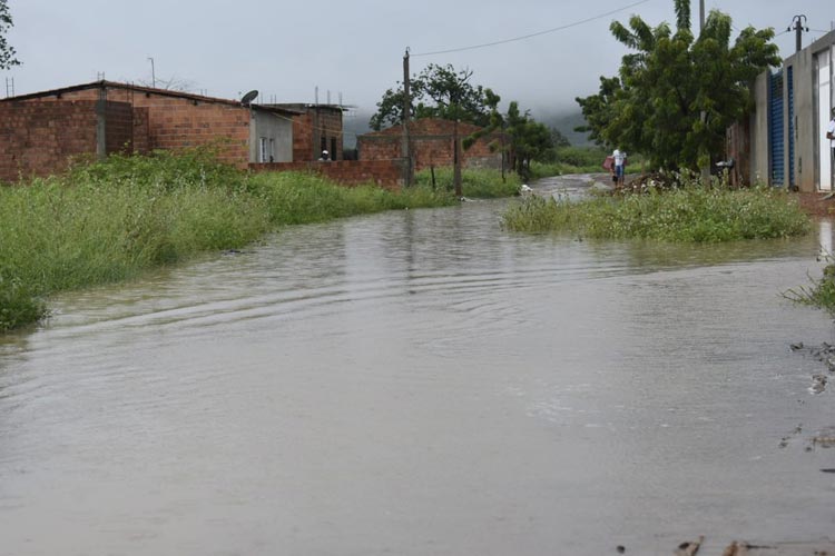 Ibotirama tem cerca de 50 mm de chuva em cinco horas e ruas ficam alagadas