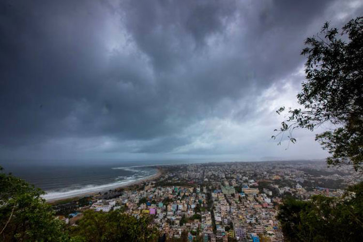 Índia ordena que 800 mil saiam de casa após alerta de ciclone