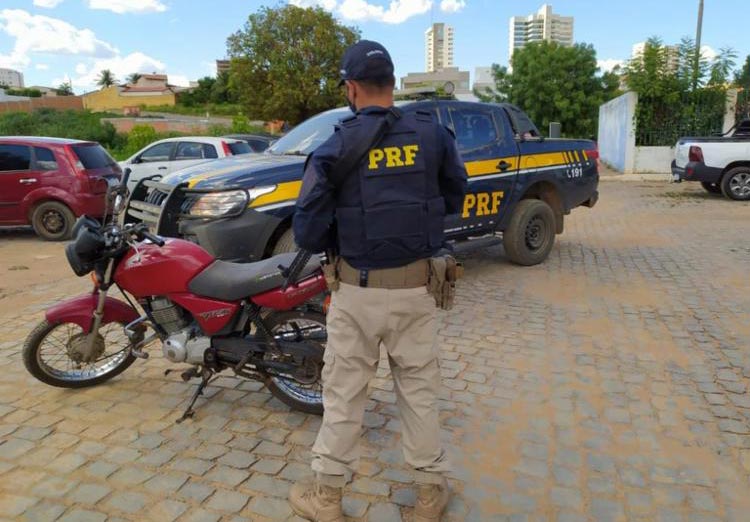 Empresário tenta fugir com motocicleta roubada, mas acaba preso em São Desidério