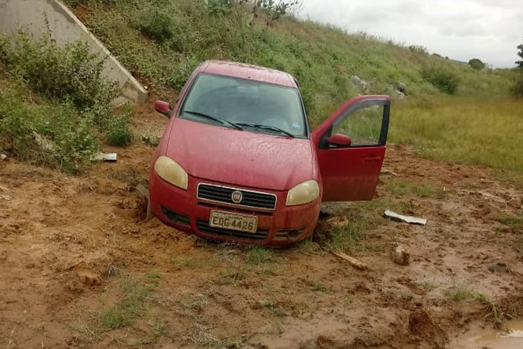 Guanambi: Bandidos abandonam carro roubado na zona rural após o mesmo atolar na lama