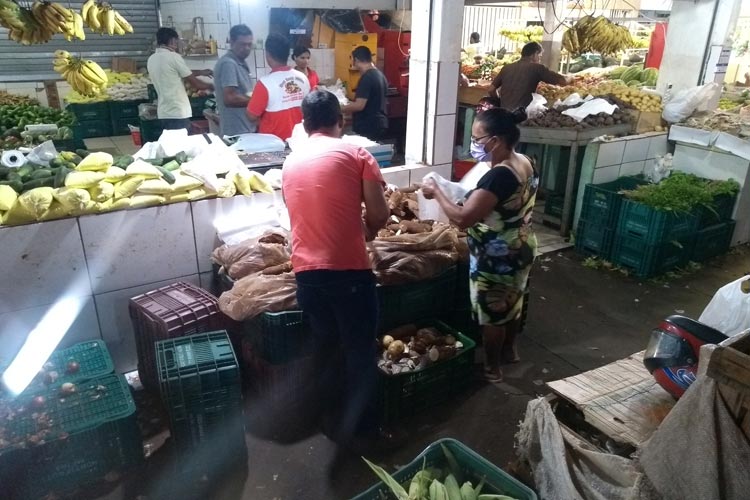 Pouco movimento na feira livre na véspera da sexta-feira da paixão em Brumado