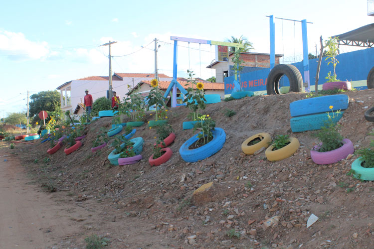 Brumado: Pintor constrói área verde e parque infantil utilizando materiais descartados