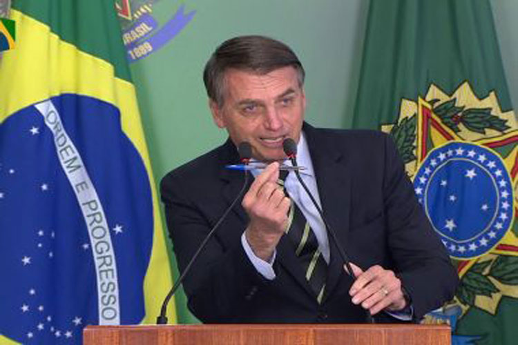 Jair Bolsonaro assina decreto com novas regras sobre armas