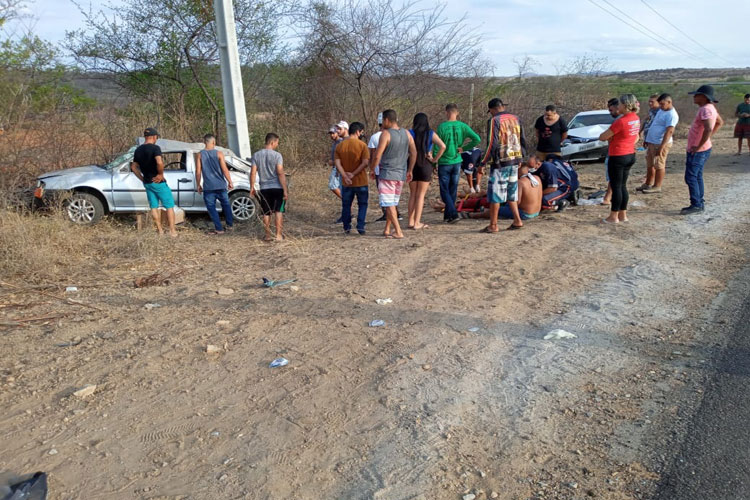 Tanhaçu: Colisão traseira seguida de capotamento deixa três feridos na BA-026