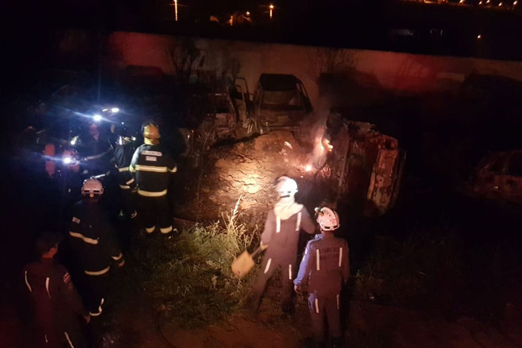 Incêndio atinge 17 carros em complexo policial de Vitória da Conquista