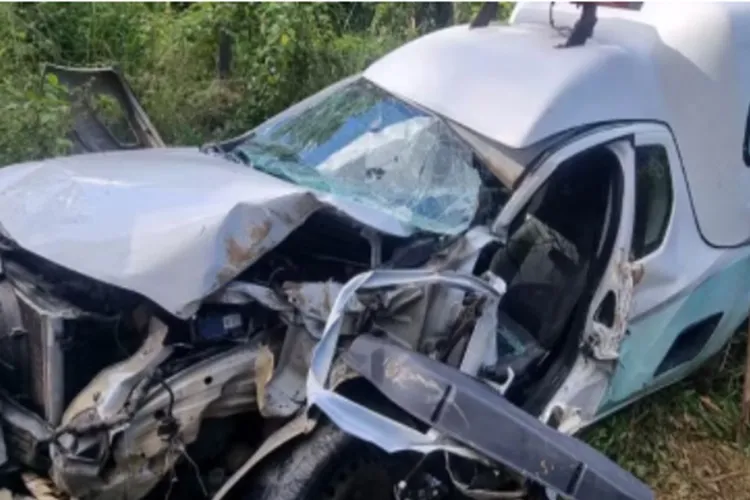 Motorista de ambulância morre após batida com caminhão no sul da Bahia