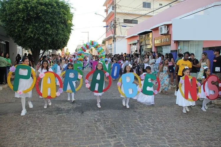 Após 13 anos, município de Paramirim comemora aniversário com desfile cívico