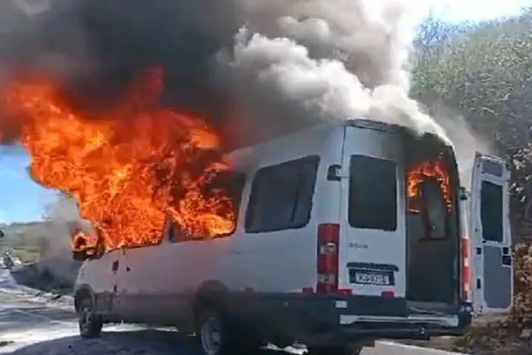 Van com placas de Feira de Santana pega fogo na BR-030 em Guanambi