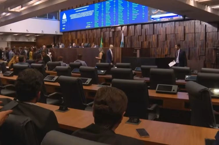 Deputados aprovam revogação da prisão do presidente da Alerj