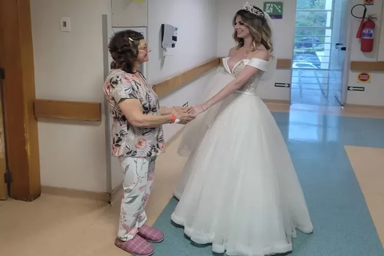Vestida de noiva, neta vai até hospital para ver avó antes do casamento