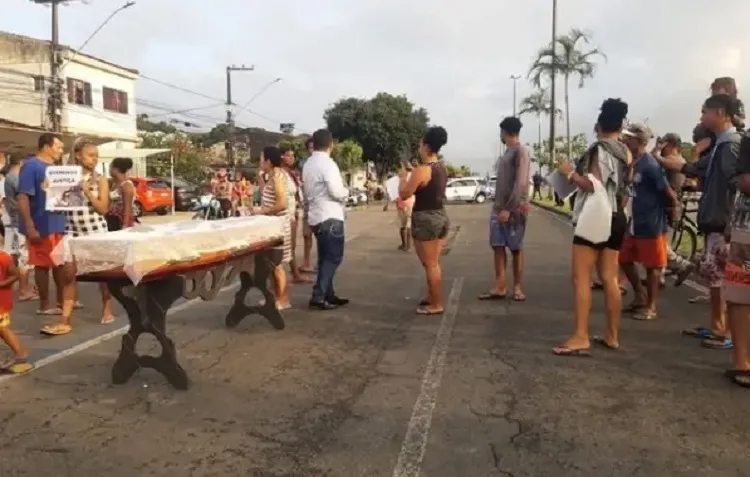 Moradores fazem velório de idoso no meio da rua em Aracaju