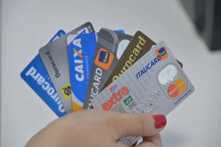 Juros do cartão de crédito caem em fevereiro