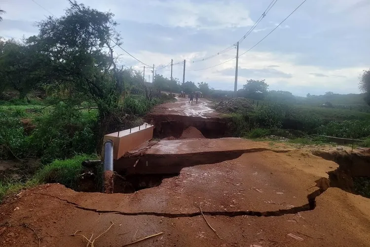 Queda de ponte após forte chuva deixa moradores do Lamarão ilhados em Caetité