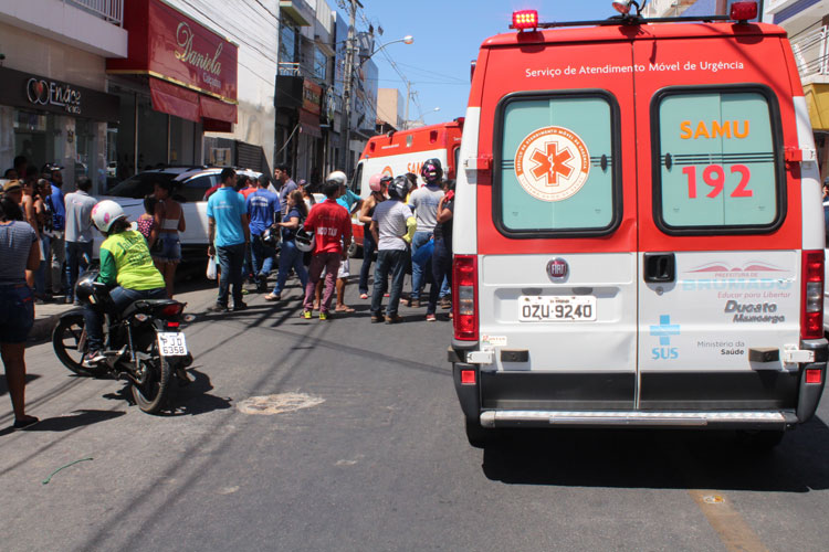 Veículo atropela uma pessoa e bate em loja no centro de Brumado