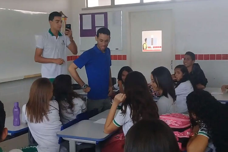 Alunos fazem rifa para ajudar professor que está há dois meses sem receber no interior do Ceará