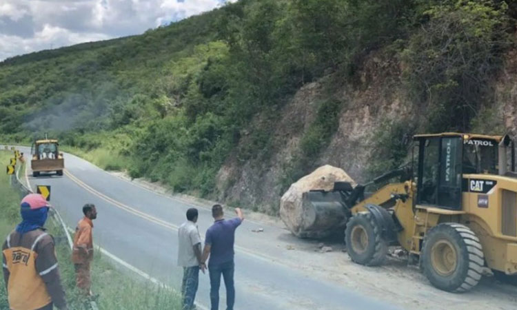 BA-849 é liberada após rocha se desprender de 'paredão' na cidade de Palmeiras