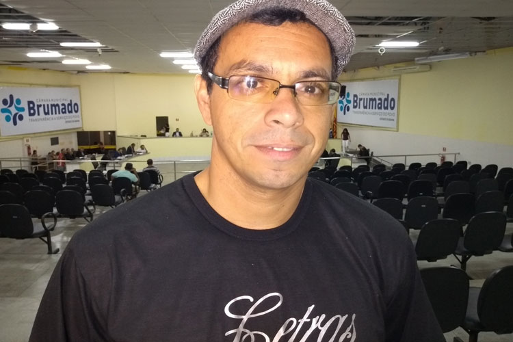 Bacharel em Letras defende escolas de tempo integral durante sessão legislativa em Brumado