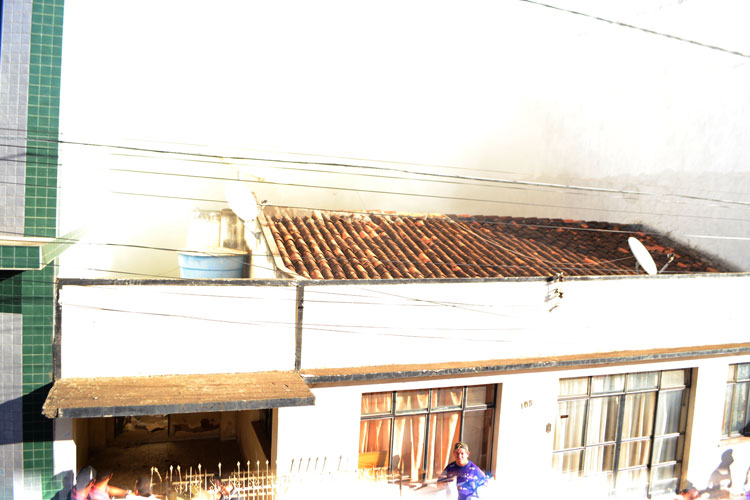 Brumado: Fogos de artifício de caminhada com Rui Costa causam princípio incêndio em residência