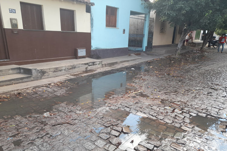 Brumado: Moradores cobram Embasa e prefeitura solução para esgoto estourado na Virgílio Ataíde