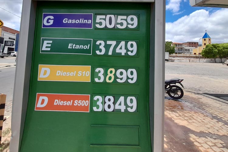 Preço da gasolina é reajustado acima de R$ 5,00 e gera reclamações dos consumidores em Brumado