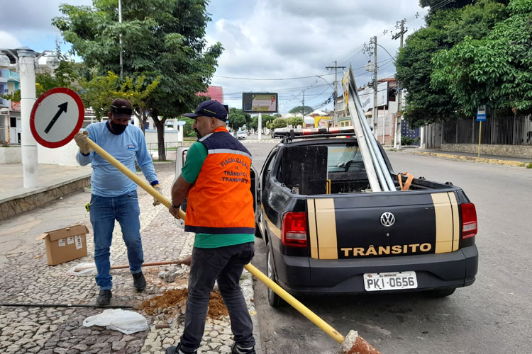 Brumado: SMTT faz reaproveitamento de placas alvos de vandalismo para reforçar sinalização viária