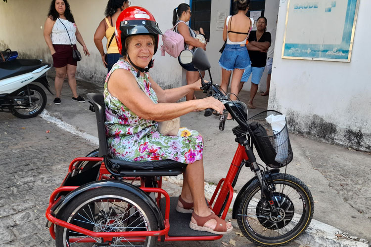 Triciclo elétrico da Dona Noélia faz sucesso pelas ruas de Brumado