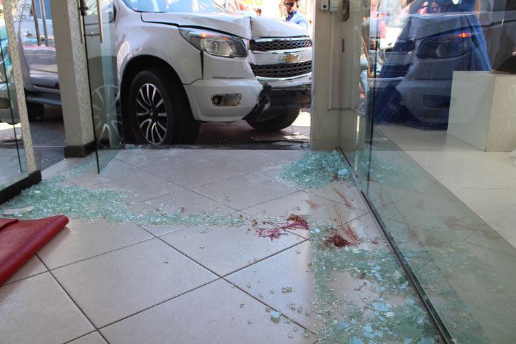 Veículo atropela uma pessoa e bate em loja no centro de Brumado